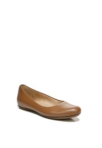 Bruine leren ballerina met een ronde neus, een gladde textuur en een lage zool. Het interieur is gevoerd met een zacht materiaal voor comfort.