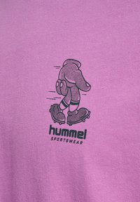 Kreskówkowa ręka z nogami w wrotkach, poruszająca się do przodu, nad tekstem „hummel SPORTSWEAR” na fioletowym tle materiału.