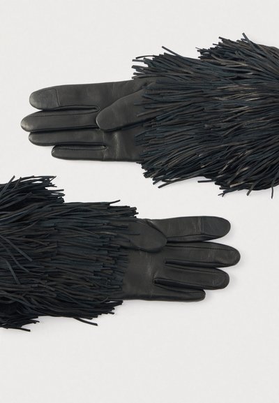 Μαύρα δερμάτινα γάντια με μακριά λεπτομέρεια φούντας κατά μήκος της μανσέτας, με λεία υφή και χωρίς δάχτυλα για εύκολη χρήση.