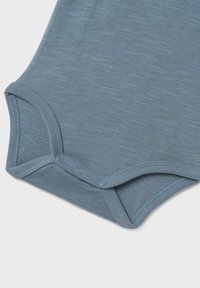 Lichtblauwe katoenen romper met drukknoopjes aan de onderkant en een zachte, gestructureerde stof. Beschikt over een ronde halslijn en korte mouwen.