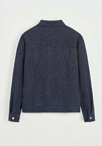 Veste texturée bleu foncé, à manches longues, avec un col et des poignets à boutons-pression. La vue arrière montre un design simple et épuré.