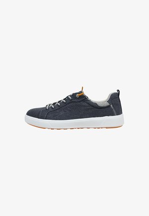 Zapatilla casual de corte bajo en tela gris oscuro con suela blanca, cordones grises y lengüetas naranjas en los cordones y el talón, mostrada de perfil.