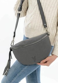 Borsa a mezzaluna grigia realizzata in materiale testurizzato, con chiusura a zip superiore, tracolla removibile e un dettaglio con nappina.