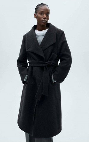 Cappotto di lana nero con ampio risvolto, design avvolgente, cintura in vita e tasche nascoste. Tessuto liscio e taglio a lunghezza ginocchio.