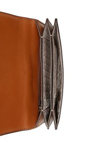 Portefeuille en cuir marron avec trois compartiments, une poche zippée et une doublure à motifs. Présente une texture lisse et des surpiqûres contrastantes.