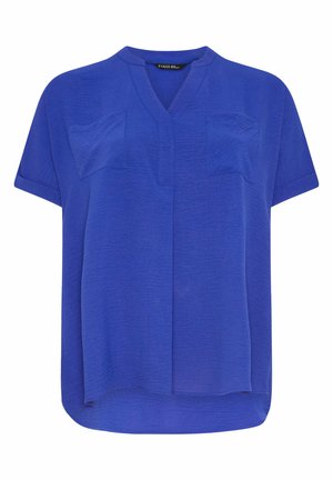 Blouse bleu roi à manches courtes avec encolure en V, deux poches poitrine, et un ourlet légèrement arrondi.