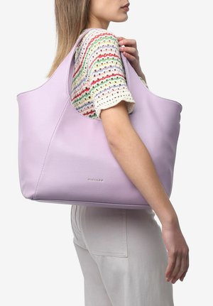 Grande borsa tote in pelle lavanda con superficie testurizzata e apertura superiore. Design minimalista e marchio sottile nella parte inferiore.