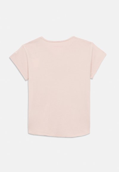 Κοντομάνικο T-shirt από απαλό ροζ βαμβάκι, με στρογγυλή λαιμόκοψη και άνετη εφαρμογή, με στρογγυλεμένη κάτω ραφή στο πίσω μέρος. Χωρίς σχέδια ή διακοσμητικά στοιχεία.