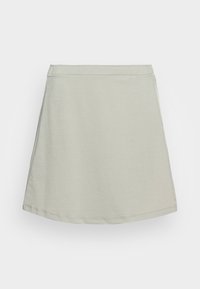 Saias A-line em cinza claro, feitas de um tecido de algodão suave. Apresenta uma cintura lisa e uma bainha que se curva suavemente na parte inferior.