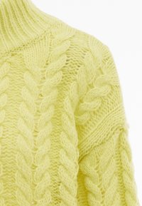Strickpullover in leuchtendem Gelb mit hohem Kragen. Verfügt über ein Kabelmuster und eine grobe Textur, hergestellt aus einem weichen, dicken Garn.