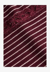 Non sélectionné, port red stripe