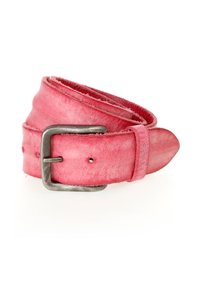Rosa Ledergürtel mit abgenutzter Textur, silberner Metallschnalle und abgerundetem Ende. Verfügt über mehrere Löcher zur Größenanpassung.