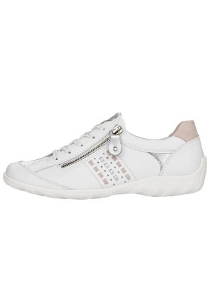 Hvid afslappet sneaker med sidelås, perforeret firkantet mønster, snørebånd foran og beige ruskinds-detalje på hælen på hvid sål.
