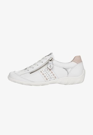 Zapatilla deportiva blanca informal con cremallera lateral, patrón cuadrado perforado, cordones en la parte delantera y parche de ante beige en el talón sobre suela blanca.