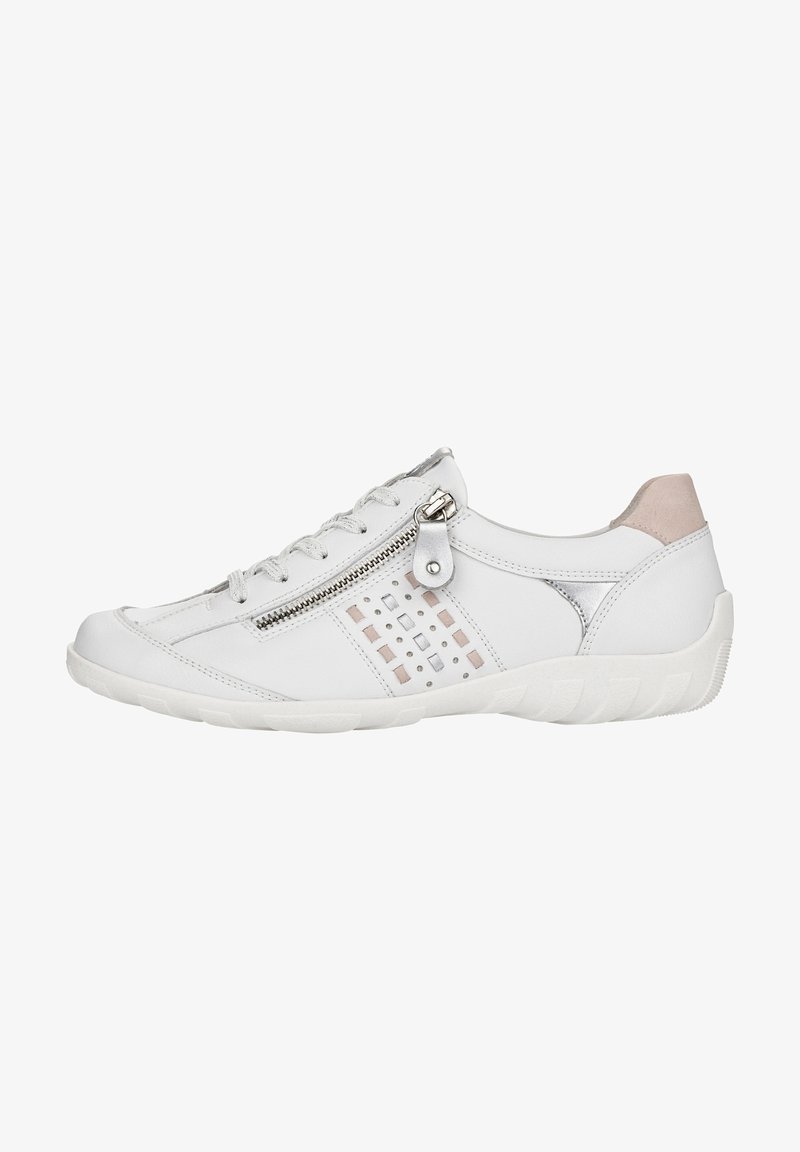Baskets blanches décontractées avec fermeture éclair latérale, motif carré perforé, laçage sur le devant et pièce beige en daim sur le talon sur semelle blanche.