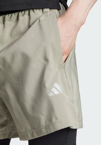 adidas Performance GYM 2-IN-1 - Korte sportsbukser - silver pebble