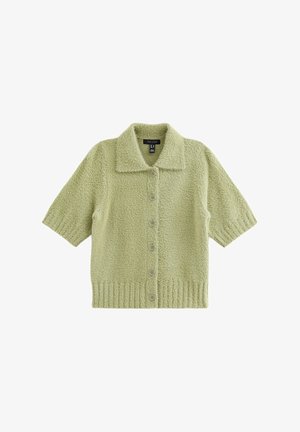 Cardigan à manches courtes en tissu duveteux de couleur vert clair. Il présente un col à revers, des boutons à l'avant et un ourlet côtelé. Texture douce et coupe décontractée.