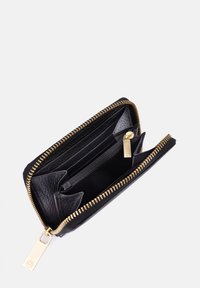 Portafoglio in pelle nera con zip dorata, slot per più carte, tasca per monete con zip e finitura testurizzata.