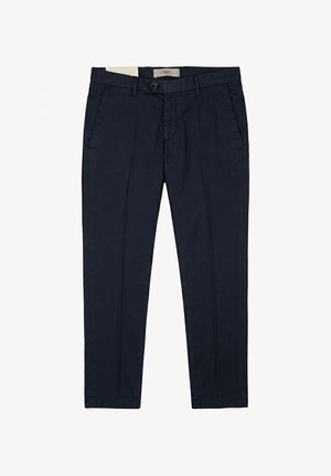 Pantaloni sartoriali blu navy con chiusura con bottone e cerniera, tasche laterali e passanti per cintura, mostrati distesi su uno sfondo bianco.
