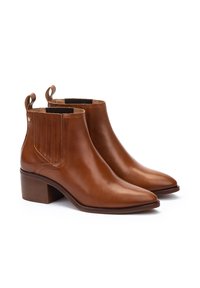 Bottines en cuir marron à bout pointu, avec des panneaux latéraux élastiques et des tirettes ; dotées d'un talon empilé et d'une texture lisse.