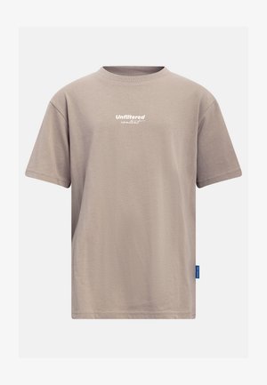 Bež majica kratkih rukava s okruglim izrezom, s natpisom "Unfiltered content" u bijeloj boji na prsima i malom plavom oznakom sa strane.