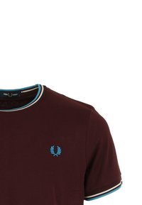 Donkerrode shirt met korte mouwen, voorzien van blauwe en witte bies op de kraag en mouwen, met een klein blauw laurierlogo op de borst.