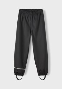 Zwarte waterdichte broek met een elastische tailleband, enkelmanchetten en reflecterende accenten. Glad textuur met een ontspannen pasvorm.