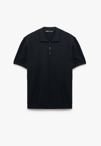 Polo negro hecho de una tela suave, con un cuello clásico, mangas cortas y una tapeta de tres botones. Textura suave, diseño casual.