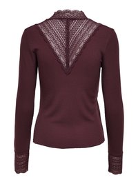 Bordeauxrode top met lange mouwen, voorzien van een V-vormig kanten detail op de bovenrug en kantafwerking aan de manchetten.