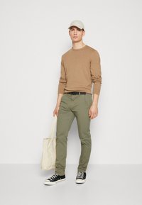 Lindbergh CLASSIC BELT - Chino hlače - oliv