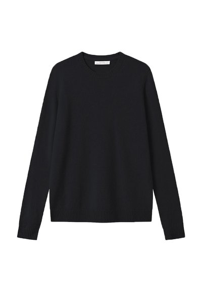 Juodas megztinis su ilgomis rankovėmis, apvaliu kaklu ir raukšlėtu apačiu. Minkšta tekstūra, be matomų raštų ar papildomų detalių.