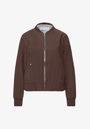 Brązowa kurtka bomberka z przednim zamkiem błyskawicznym, ściągaczami przy mankietach i kołnierzu, dwoma bocznymi kieszeniami na zatrzaski oraz kieszenią na zamek na lewym rękawie.