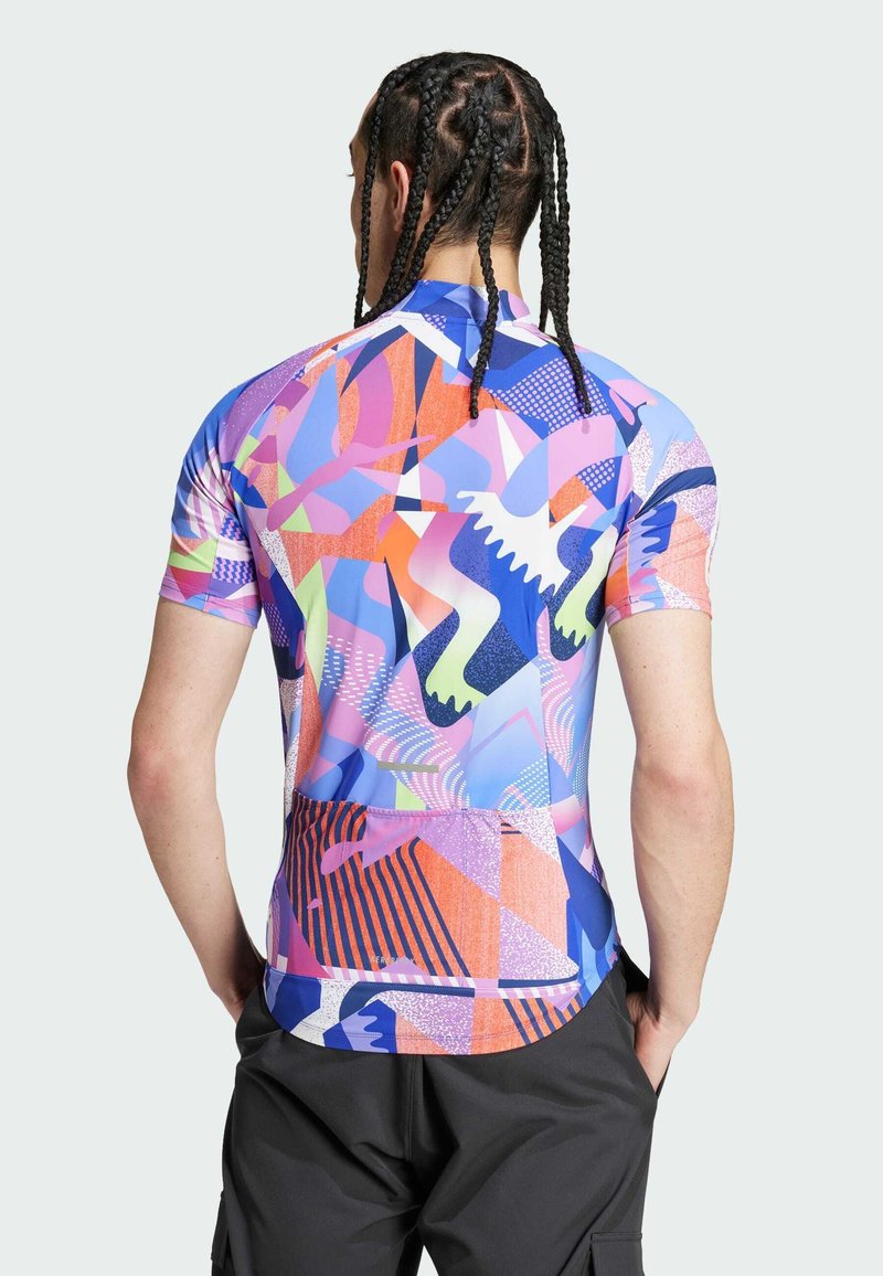 Maillot de ciclismo de manga corta con un colorido patrón geométrico en rosa, azul, púrpura y naranja, con un corte aerodinámico y tejido suave.