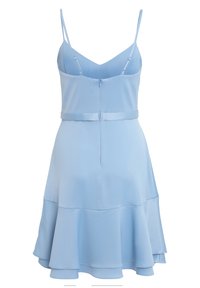 Robe bleu clair sans manches avec fines bretelles réglables, taille cintrée avec ceinture et jupe évasée à volants.