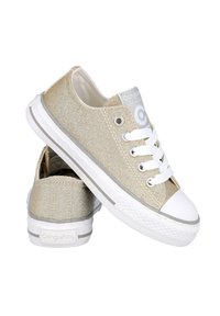 Zapatillas de lona brillantes doradas con suelas de goma blanca, cierre de cordones y acentos en gris. Presentan una parte superior texturizada y una puntera reforzada.