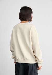 New Balance GRAPHIC CREW - Melegítőfelső - beige
