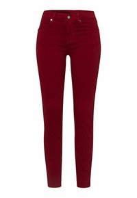 Jeans ajustados en mezclilla de algodón rojo intenso, con cintura alta, bolsillos delanteros y cierre de un solo botón de metal. Textura suave, sin patrones.