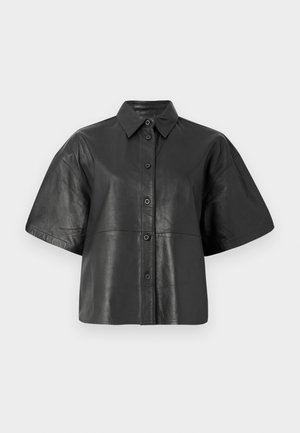 Svart lær cropped skjorte med korte ermer, knappefront og klassisk krage. Glatt tekstur og minimal design.