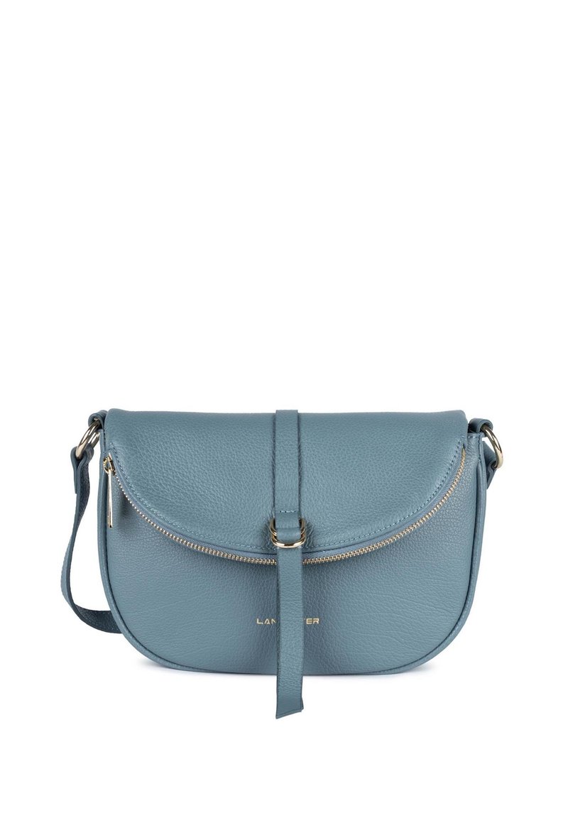 Borsa a tracolla in pelle teal con pattina curva, zip color bronzo, tracolla regolabile e logo impresso sul fronte. Texture liscia.