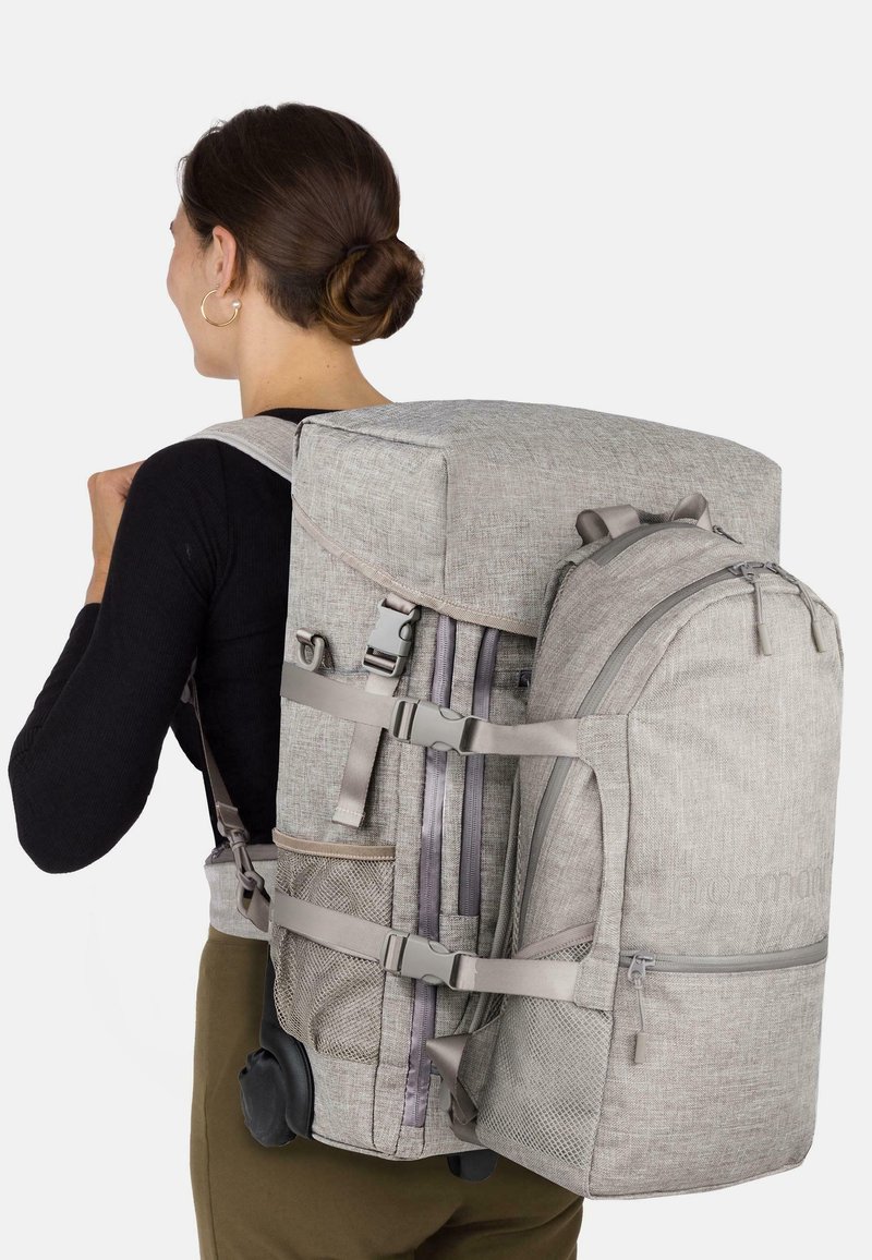 Grau Stoff-Rucksack mit mehreren Fächern, Netzakzenten und verstellbaren Riemen. Verfügt über Rollen für einfachen Transport.
