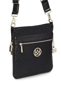 Borsa a tracolla nera realizzata in materiale liscio, con un design a motivo, un emblema dorato, scomparti con zip e dettagli a catena.