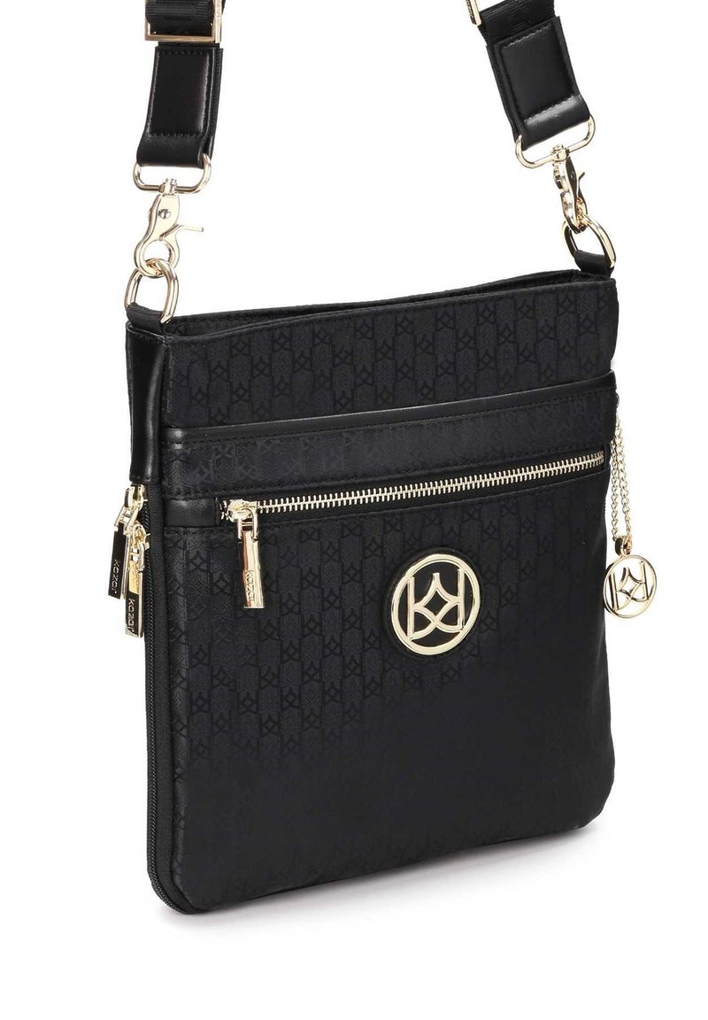 Borsa a tracolla nera realizzata in materiale liscio, con un design a motivo, un emblema dorato, scomparti con zip e dettagli a catena.