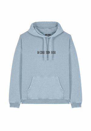 Hoodie bleu clair avec cordons de serrage, poche avant, et texte imprimé "LA COLLECTIONEUSE" en noir. Tissu doux et poignets côtelés.