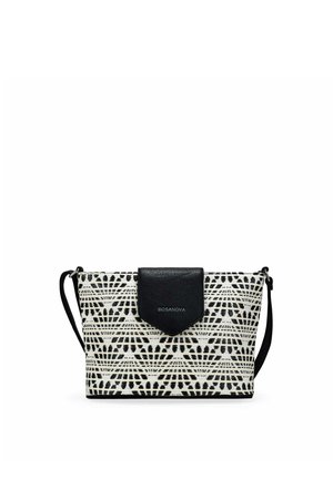 Bolso bandolera rectangular con patrón geométrico en blanco y negro, solapa de cuero negra con el logo "BOSANOVA" y correa negra ajustable.