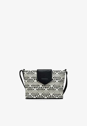 Bolso bandolera rectangular con patrón geométrico en blanco y negro, solapa de cuero negra con el logo "BOSANOVA" y correa negra ajustable.