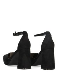 Zapatos de tacón alto de ante negro con puntera cerrada, correa al tobillo y tacón ancho. Textura suave con un acabado mate y bordes redondeados.