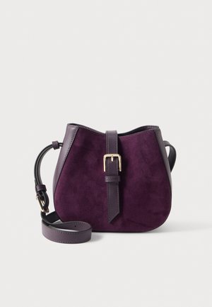 Furla, DORA MINI BUCKET BAG - Чанта за носене през рамо - berry