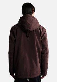 Bordeaux farbenes Außenjacke mit Kapuze, ausgestattet mit einem Rückenschlussdetail, langenÄrmeln und einer glatten Textur. Schlichtes, modernes Design.