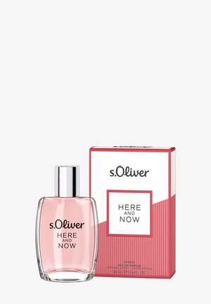 s.Oliver Here and Now -naisten eau de parfum kirkkaassa pullossa, jossa on vaaleanpunaista nestettä ja hopeinen korkki, vieressään vaaleanpunainen ja valkoinen pakkauksensa.