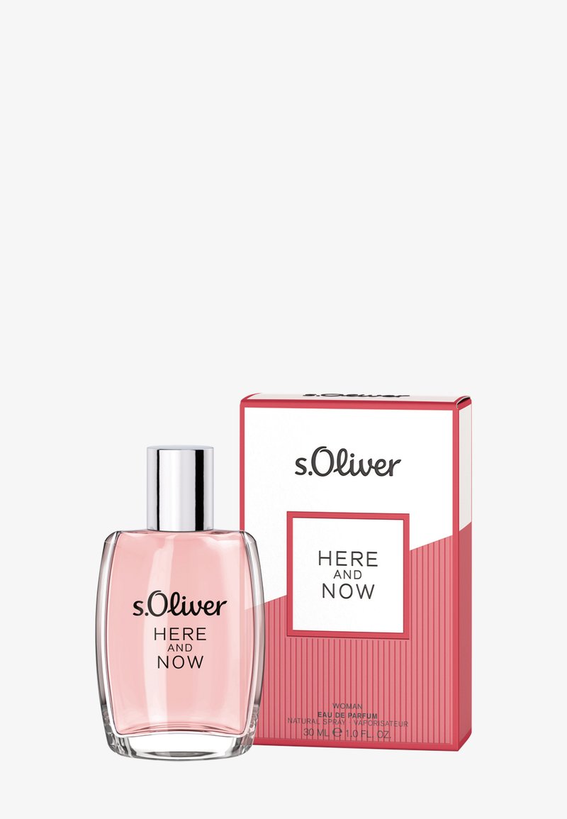 s.Oliver Here and Now Damenduftwasser in einer klaren Flasche mit rosa Flüssigkeit und silbernem Verschluss, daneben passende rosa-weiße Verpackung.